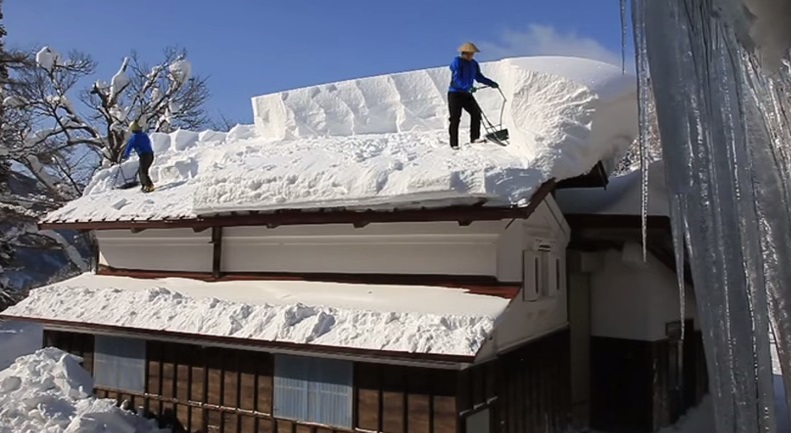 How they clean the roof from snow in Japan (VIDEO) | BOOMSbeat