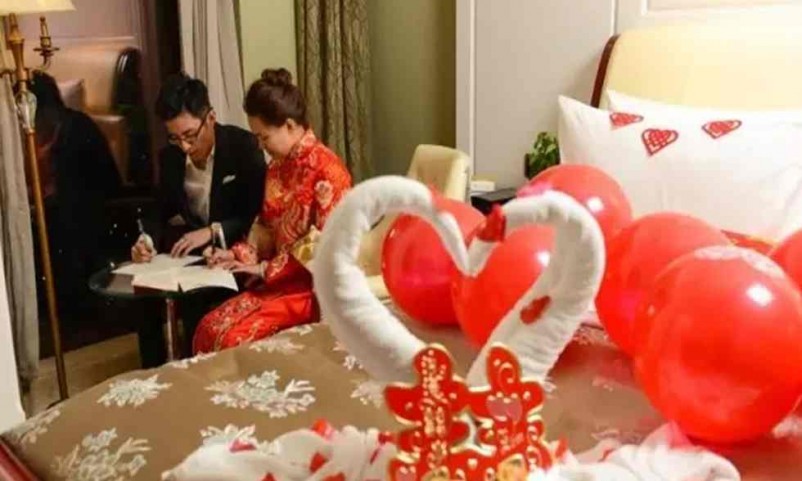 Chinese couple spend wedding night copying Communist constitution